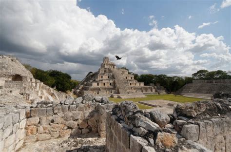 A Rebelião dos Itzaes: Uma Explosão de Tensão Social e Religiosa no Yucatán do Século X